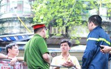 [ẢNH] Những nguy hiểm rình rập tại hiện trường vụ cháy khu nhà trọ bệnh nhân ở đường Đê La Thành